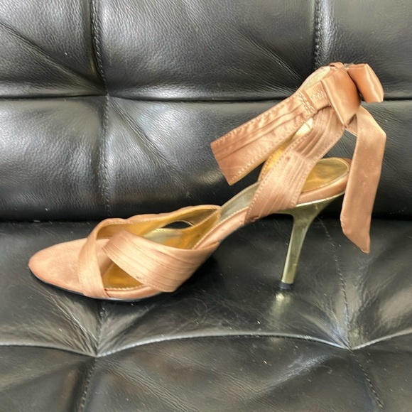 Women’s size 9 Le Château Chic shiny tan golden Stiletto Heels with Ankle Strap - Picture 3 of 16